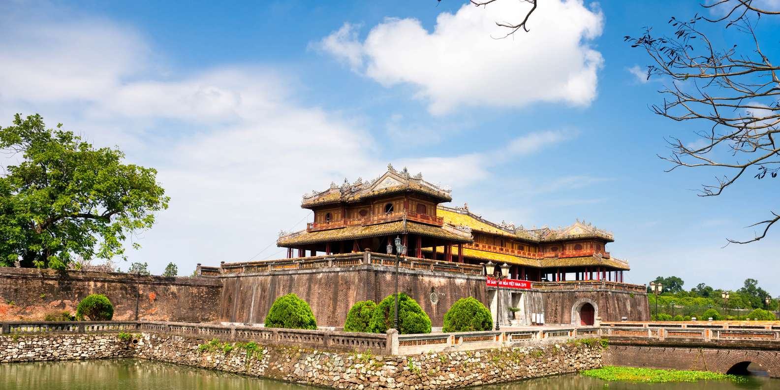 The Complex of Hue Monuments